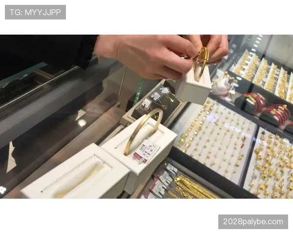 唐佳豪训练完直接去奢侈品店扫货，这自律和消费欲是真实存在的？