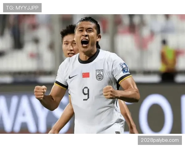 张玉宁今天穿得也太普通了，跟场上大杀器判若两人吧？